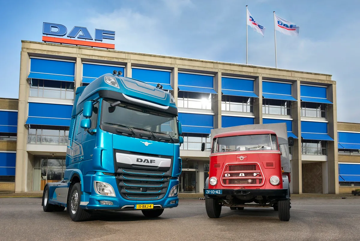 DAF eindhoven gebouw, met twee vrachtwagens